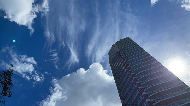 神田川7月：高層マンションと雲の流れ（タイムラプス動画）2025/7/10