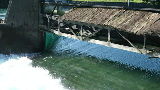 Veraltete Fluss Stauwehr Infrastruktur in der Schweiz, das  alte Sanierungsbed&uuml;rftige Reuss Wasserwehr Perlen in der Ortschaft Buchrain im Kanton Luzern
