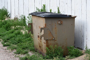 Obraz premium Empty dumpster in alleyway.