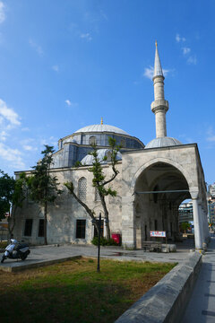 Kılı&ccedil;-Ali-Pascha-Moschee und Tophanebrunnen in Istanbul, T&uuml;rkei