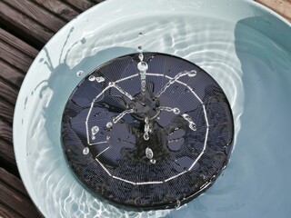 Springbrunnen mit solarbetriebener Pumpe von oben