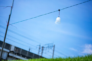 青空に揺れる白い灯り