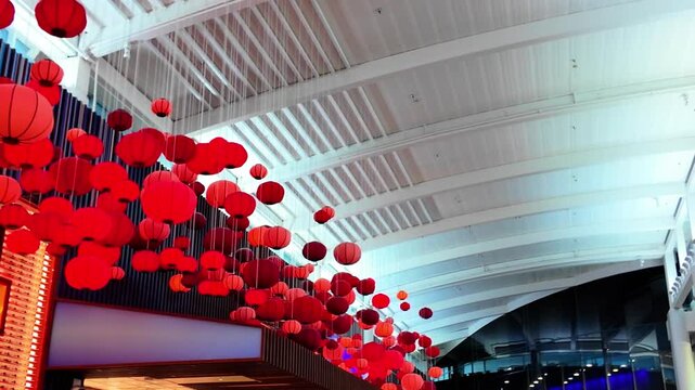 Globos chinos decorativos colgando en el interior de un aeropuerto moderno