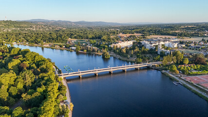 Paysage au coucher du soleil de la ville de Vichy et de la rivi&egrave;re de l'Allier en Auvergne