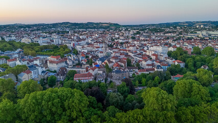 Vue aérienne sur le centre-ville de la ville de Vichy en Auvergne pendant l'été