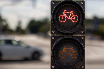 Nahaufnahme einer Radfahrer-Ampel mit rotem Fahrradsymbol an einer Straßenkreuzung.