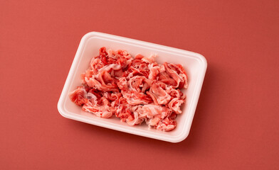 pork scraps in a food tray of polystyrene foam.  発泡スチロールの食品トレーに入った豚のこま切れ