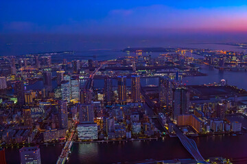 タワーマンション群・勝鬨上空から湾岸を望む
高層マンションの夕景・Aerial view