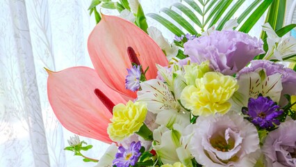 華やか花束：フラワーギフト、お祝い