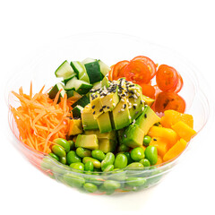 Ensalada poke bowl con pescado crudo marinado y vegetales frescos