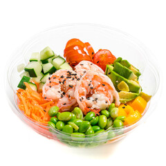 Ensalada poke bowl con pescado crudo marinado y vegetales frescos