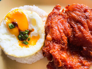 Delicious Fried Chicken with Sunny-Side Up Egg and Rice: A Savory Asian Dish