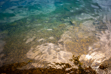 エメラルドに輝く湖
