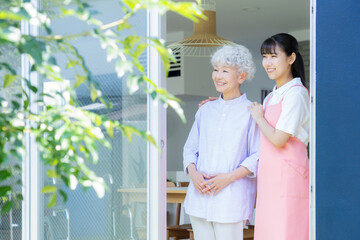 リビングで介護をする若い女性介護士