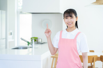 訪問介護をする若い女性の介護士