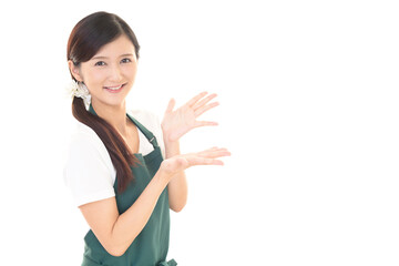 緑のエプロンを着た笑顔の女性