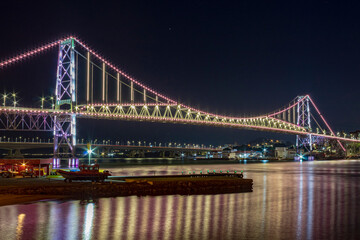 noite em  Florianópolis Santa Catarina Brasil e a nova iluminação cênica da ponte Hercílio Luz  Florianópolis