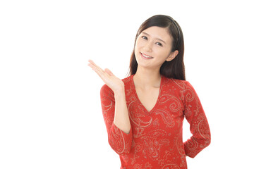 赤い服を着た笑顔の女性