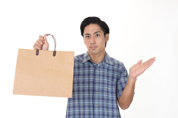 買い物バッグを持つ男性