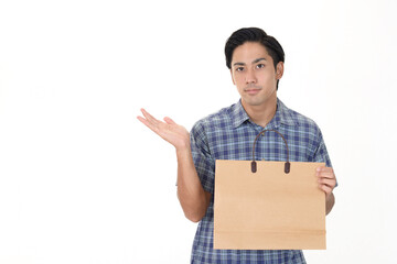 買い物バッグを持つ男性