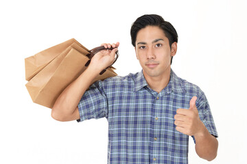 買い物バッグを持つ男性