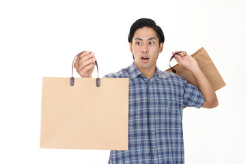 買い物バッグを持つ男性