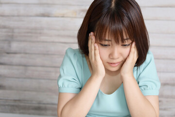 困った表情の女性