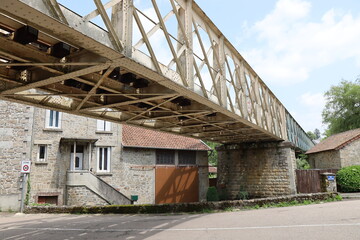 Fototapeta premium Pont ferroviaire métallique sur la rivière la Vienne, village d'Eymoutiers, département de la Haute Vienne, France