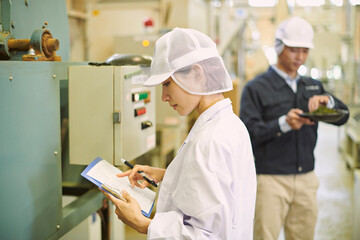 Obraz premium 食品工場で働く30代女性作業員