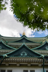 古城の瓦と青空