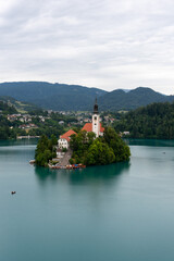 Der Bleder See im Nordwesten Sloweniens mit der bekannten Inselkirche Mari&auml; Himmelfahrt, Bled, Region Oberkrain (Gorenjska), Slowenien