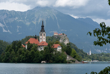 Der Bleder See im Nordwesten Sloweniens mit der bekannten Inselkirche Mari&auml; Himmelfahrt, Bled, Region Oberkrain (Gorenjska), Slowenien