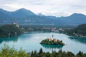 Der Bleder See im Nordwesten Sloweniens mit der bekannten Inselkirche Mari&auml; Himmelfahrt, Bled, Region Oberkrain (Gorenjska), Slowenien