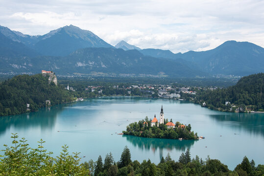 Der Bleder See im Nordwesten Sloweniens mit der bekannten Inselkirche Mari&auml; Himmelfahrt, Bled, Region Oberkrain (Gorenjska), Slowenien