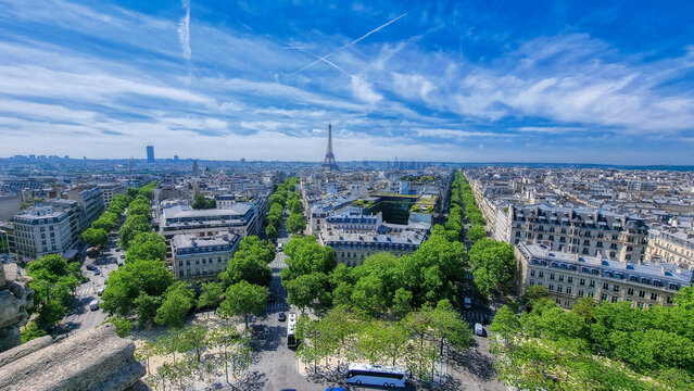 Paris mit Eifelturm im Hintergrund