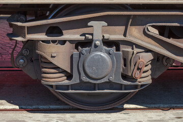 Rad an einem G&uuml;terwaggon auf einer Schiene stehend, Deutschland