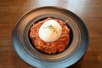 ミートソースパスタのブッラータチーズのせ