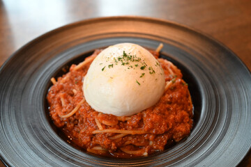 ミートソースパスタのブッラータチーズのせ