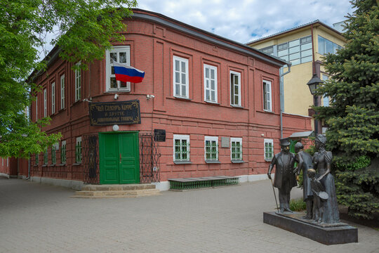 TAGANROG, RUSSIA - MAY 07, 2025: The sculptural composition "The Fat and the Thin" at the building of the museum "Shop Chekhov ". Taganrog