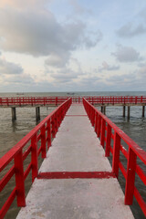 Obraz premium Soft sunlight makes the Red Bridge even more beautiful.