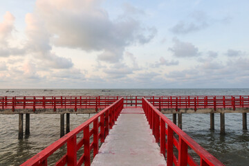 Obraz premium Soft sunlight makes the Red Bridge even more beautiful.