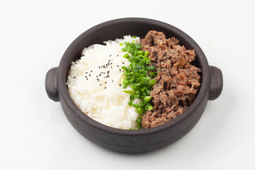 Bulgogi rice bowl is a dish made by marinating and grilling lean meat over a fire and then placing it on top of rice.