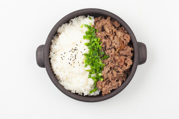 Bulgogi rice bowl is a dish made by marinating and grilling lean meat over a fire and then placing it on top of rice.