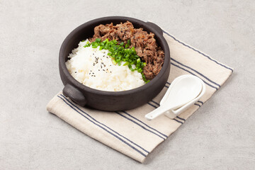 Bulgogi rice bowl is a dish made by marinating and grilling lean meat over a fire and then placing it on top of rice.