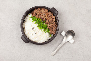 Bulgogi rice bowl is a dish made by marinating and grilling lean meat over a fire and then placing it on top of rice.