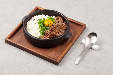 Bulgogi rice bowl is a dish made by marinating and grilling lean meat over a fire and then placing it on top of rice.