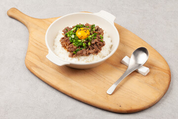 Bulgogi rice bowl is a dish made by marinating and grilling lean meat over a fire and then placing it on top of rice.