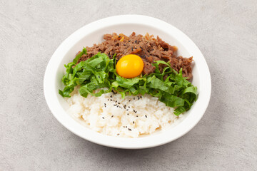 Bulgogi rice bowl is a dish made by marinating and grilling lean meat over a fire and then placing it on top of rice.