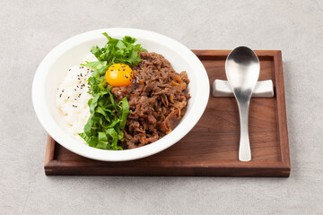 Bulgogi rice bowl is a dish made by marinating and grilling lean meat over a fire and then placing it on top of rice.