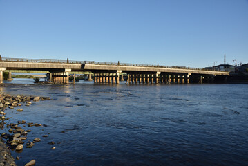 Obraz premium 宇治川と宇治橋(京都府宇治市)